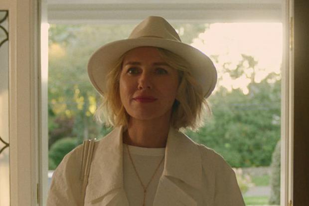 Nora Brannock (Naomi Watts) entrando a su nueva casa en la serie "vigilante" (Foto: Netflix)