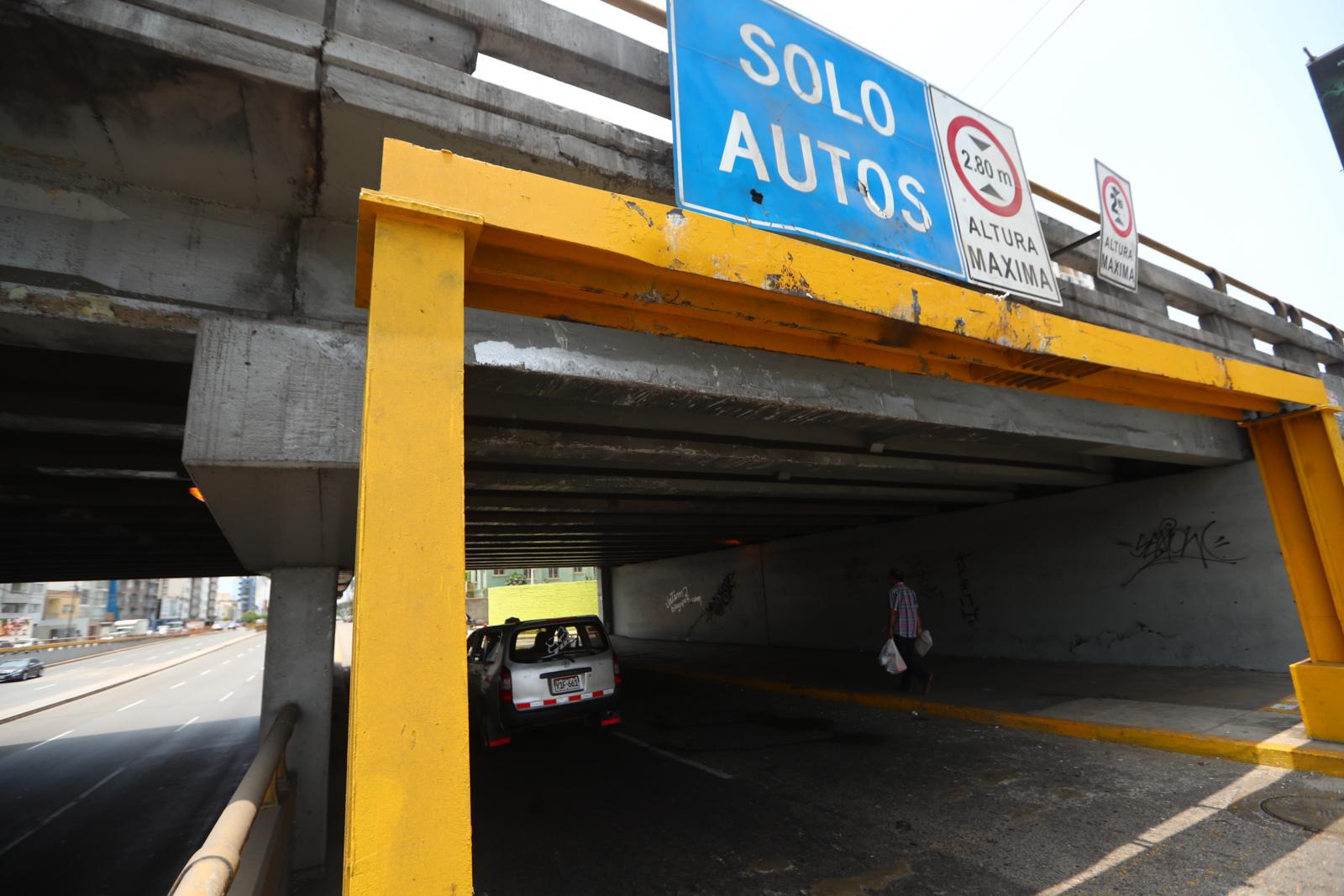 El puente ubicado en la Av. Brasil luce deteriorado. En noviembre pasado un bus de la empresa Trans Norcom Corp S.A.C se quedó sin techo luego de impactar con la infraestructura. (Foto: Alessandro Currarino) 