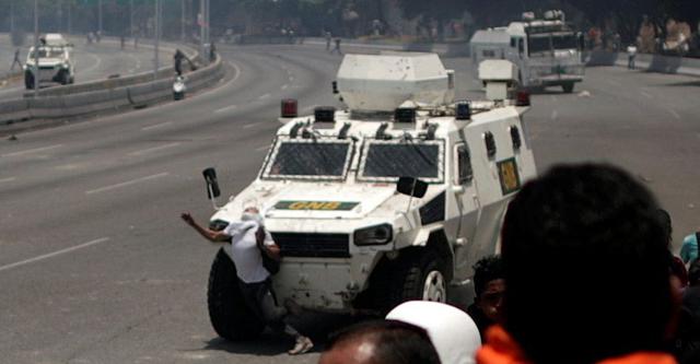 Tanque del régimen de Nicolás Maduro atropella a manifestantes en Venezuela. (Reuters).