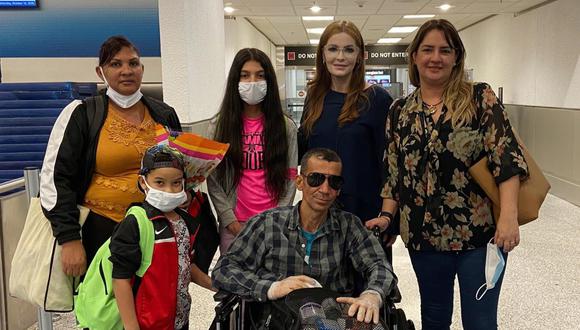 Fotografía cedida por Maite Luna donde aparece la familia del opositor cubano Ramón Arboláez (centro) en el aeropuerto de Miami, Florida (Estados Unidos), el 10 de octubre. (EFE/Archivo particular).