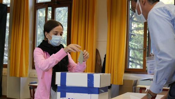 Una mujer emite su voto para el referéndum sobre el aborto en un colegio electoral en San Marino. (Foto: AP / Antonio Calanni).