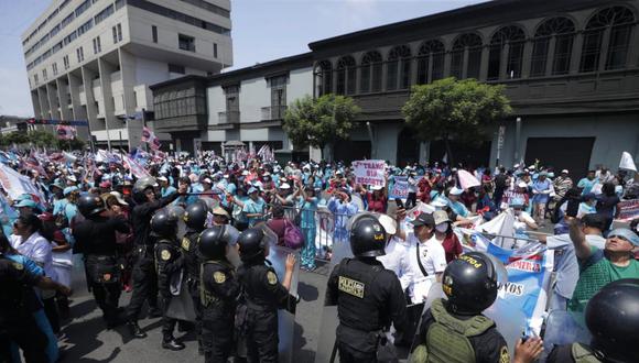 Profesionales de la salud acataron huelga indefinida a fin de exigir aumento de su escala salarial. (Foto: GEC)