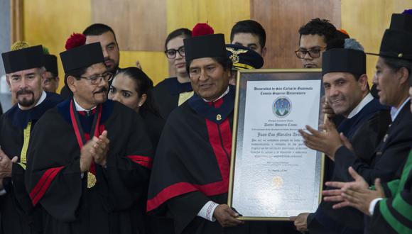 Evo Morales fue homenajeado por las autoridades de la principal universidad de Guatemala al entregarle un Doctorado Honoris Causa al presidente boliviano. (AP)