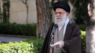 El ayatola Alí Jamenei aparece con las manos protegidas en medio del brote de coronavirus | FOTOS