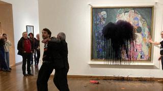 Austria: ambientalistas lanzan líquido negro a una obra maestra de Klimt en un museo de Viena | VIDEO