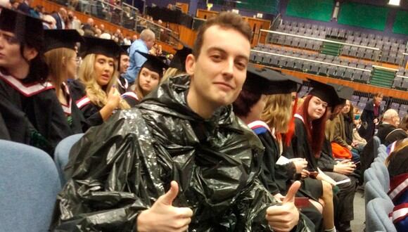 Un joven decidió ir vestido con bolsas de basura su graduación porque no tenía dinero para pagar el alquiler de una túnica. | Créditos: @CedricThatcher / Twitter.