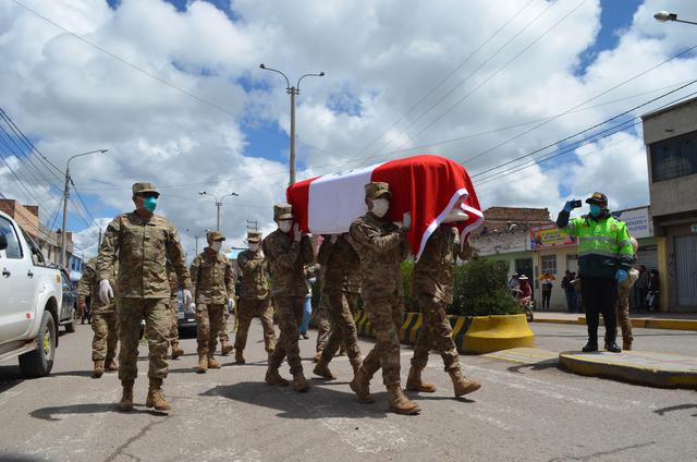 Puno: Ejército rindió homenaje de despedida a militar que murió atropellado cuando realizaba acciones de control por estado de emergencia. (Foto: Carlos Fernández)