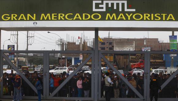 Comerciantes del Mercado Mayorista de Santa Anita protestan por incremento tarifario. (Foto: Andina)