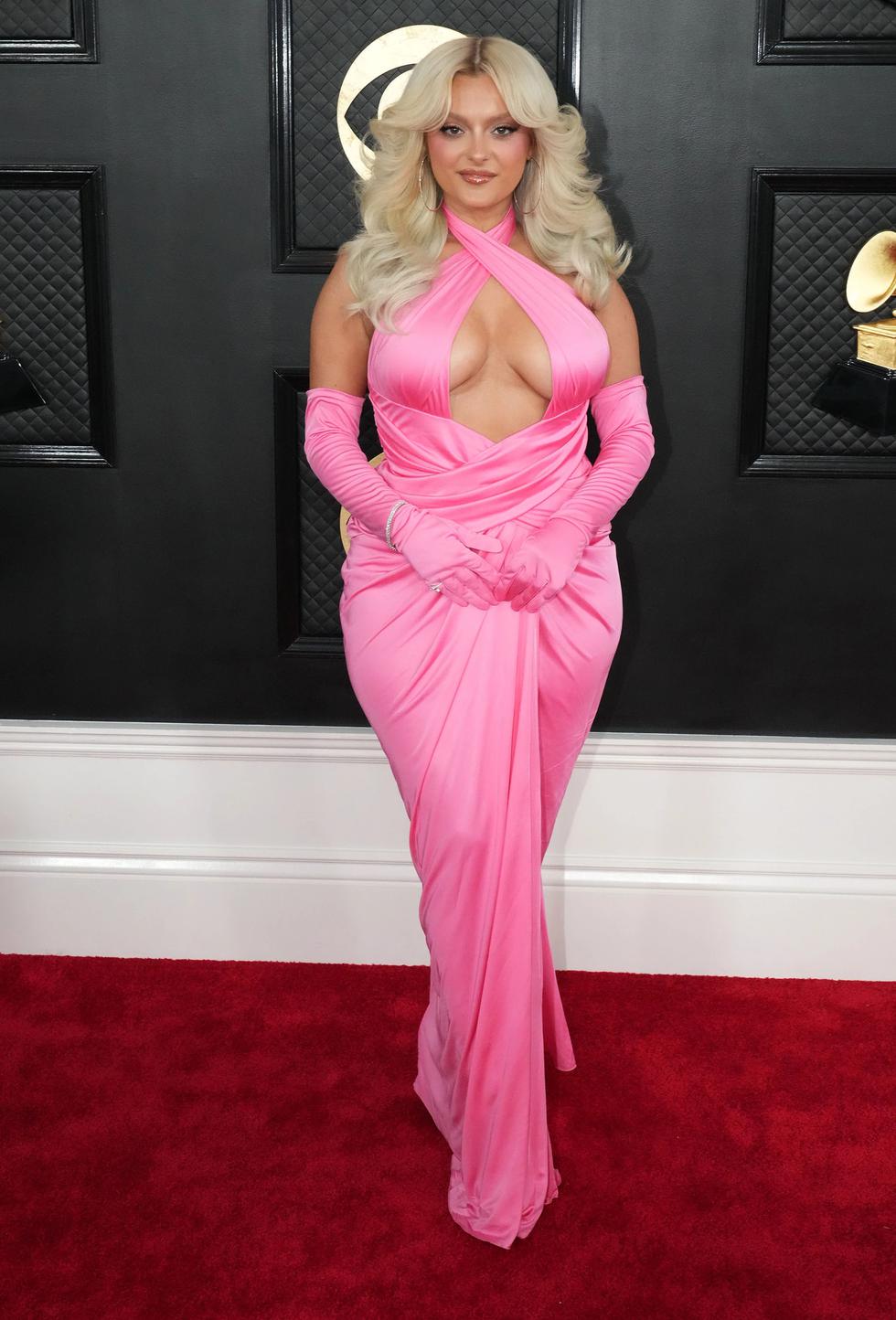 La intérprete del éxito "I'm Good (Blue)" llegó a la alfombra roja de los premios Grammy 2023 con un estilo muy 'barbie core'. La rubia vistió un traje escotado firmado por Moschino. (Foto: Getty Images).