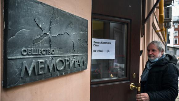 En esta foto de archivo tomada el 15 de noviembre de 2021, un hombre ingresa a la oficina del grupo de derechos Memorial en Moscú. (Foto: Alexander NEMENOV / AFP)