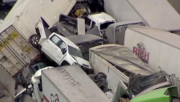 Los automóviles y los camiones están encajados después de un choque mortal de varios vehículos en la I-35 cubierta de hielo en una imagen fija del video en Fort Worth, Texas, EE.UU. (Foto: NBC5 a través de REUTERS).