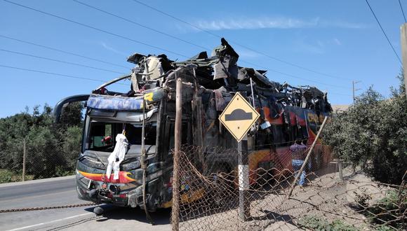 Accidente dejó 16 muertos y al menos 40 heridos en Arequipa. Vehículo se dirigía de Arequipa a Lima con exceso de velocidad de 106 km/h. (Foto: PNP)