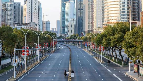 Las calles de Wuhan se encuentran vacías tras el brote del coronavirus que ya ha reportado casos en diferentes partes del mundo. Foto: AFP