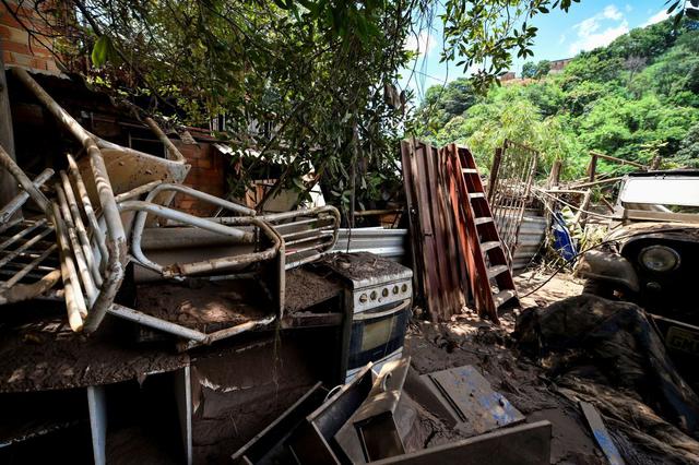 Los vecinos de Raposos afectados por el temporal que mató a 52 persones en el estado brasileño de Minas Gerais. (EFE)