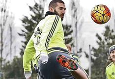 Karim Benzema le mueve el arco a niños futbolistas
