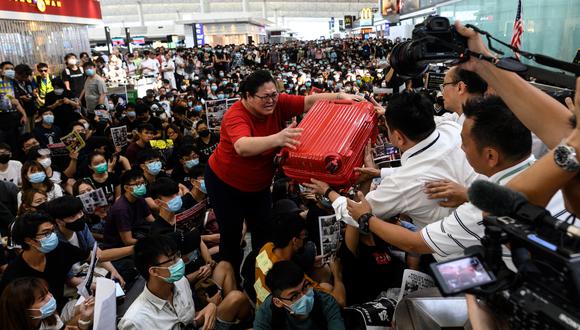 Unos 5 mil manifestantes paralizaron el aeropuerto de Hong Kong el lunes y martes de esta semana. Durante ambas jornadas se registraron fuertes enfrentamientos con la policía. Foto: AFP
