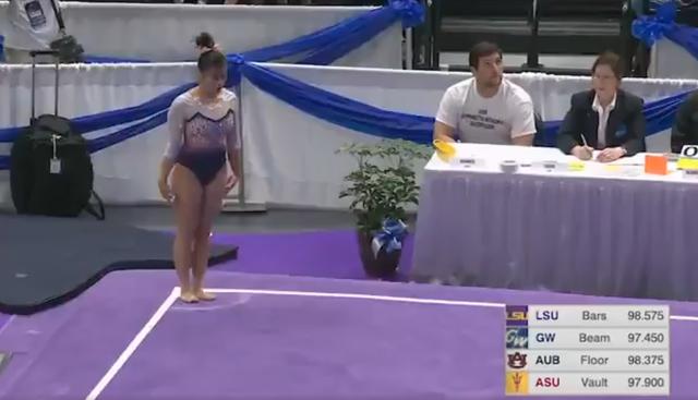 La gimnasta Samantha Cerio se rompió las dos piernas al caer durante competencia en EE.UU. El video es viral en YouTube. (Twitter)<br><br>