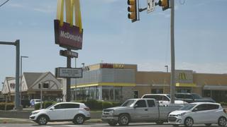 Mujer dispara a empleados de McDonald’s por no permitirle estar en el comedor debido al coronavirus