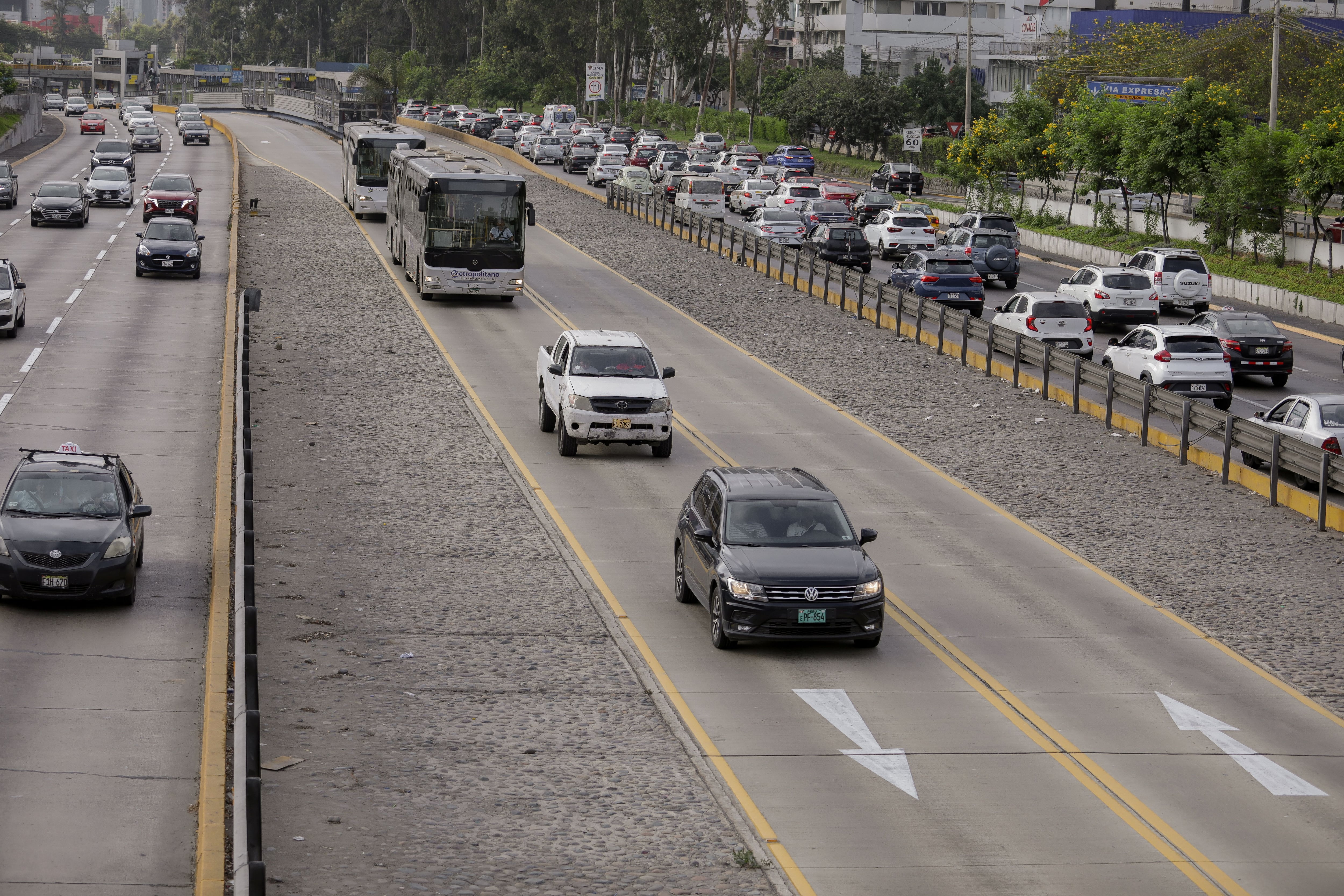 El Comercio reveló que la presencia de vehículos oficiales de la PNP, patrulleros y policías motorizados en la ruta del Metropolitano se da de manera constante. 