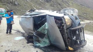 Áncash: dos fallecidos y tres heridos tras vuelco de camioneta