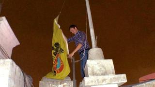 George Forsyth lava bandera de La Victoria al asumir el cargo de alcalde