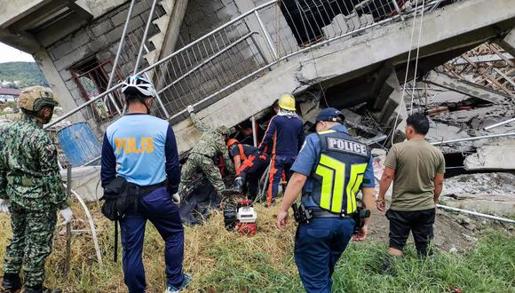Un equipo de rescate trabaja en el lugar del derrumbe de un edificio en La Trinidad, en la provincia de Benguet, Filipinas, el 27 de julio de 2022. (AFP).