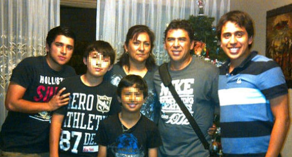 Juan Carlos Bazalar junto a su esposa e hijos. (Foto: Twitter Alonso Bazalar)