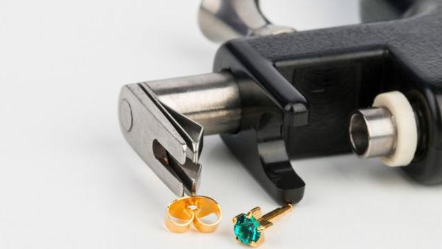 Es importante que las herramientas para realizar perforaciones cutáneas estén esterilizadas. (Foto: Getty Images)