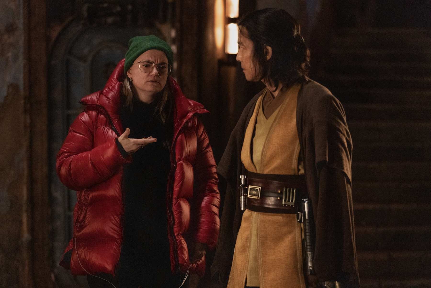 La directora Leslye Headland y el actor Lee Jung-jae en el set de "Star Wars: The Acolyte".