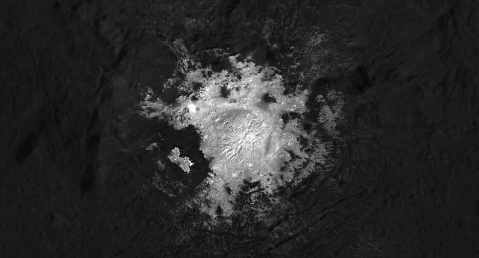 Este mosaico de Cerealia Facula en Occator Crater se basa en imágenes obtenidas por la nave espacial Dawn de la NASA en su segunda misión extendida, desde una altitud tan baja como aproximadamente 21 millas (34 kilómetros). (Foto: NASA/JPL-Caltech/UCLA/MPS/DLR/IDA/PSI)