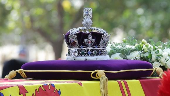 El ataúd de la reina Isabel II, adornado con un estandarte real y la corona del estado imperial. (Foto: MARKO DJURICA / POOL / AFP)