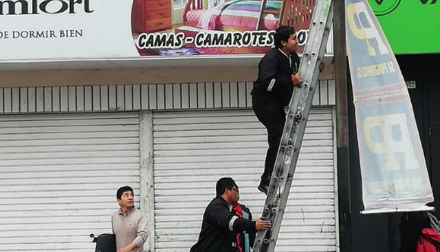 Está totalmente prohibido colocar afiches en postes alumbrados públicos, en donde se tapen señales de tránsito, entre otros lugares. (Foto: Ministerio Público)