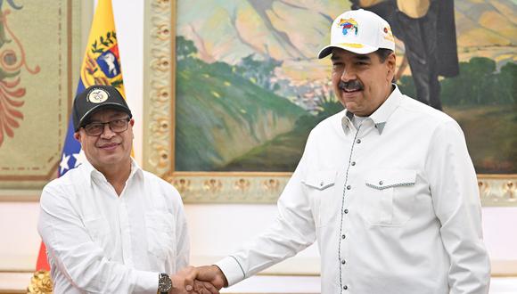 El presidente colombiano Gustavo Petro le da la mano a su homólogo venezolano, Nicolás Maduro, durante una visita oficial al Palacio de Miraflores, en Caracas, el 9 de abril de 2024. (Foto de JUAN BARRETO / AFP)