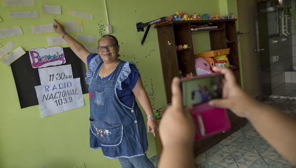 La profesora Cynthia Cortez acondicionó un ambiente de su casa para grabar las clases que envía a sus alumnos. (Foto: Anthony Niño de Guzman/GEC)