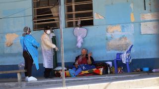 Pacientes con síntomas de COVID-19 que llegan al hospital de Sullana son atendidos en el suelo | FOTOS