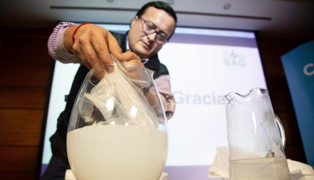 Chile es uno de los primeros países de América Latina en prohibir el uso de las bolsas plásticas convencionales por los comercios. Roberto Astete y Cristian Olivares fabrican bolsas plásticas solubles en agua que no contaminan. (Foto: AFP/Claudio Rey