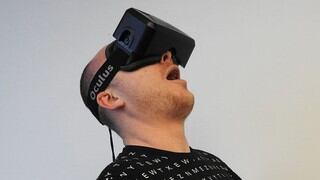 Hombre hizo el ridículo al no saber utilizar unos lentes de realidad virtual