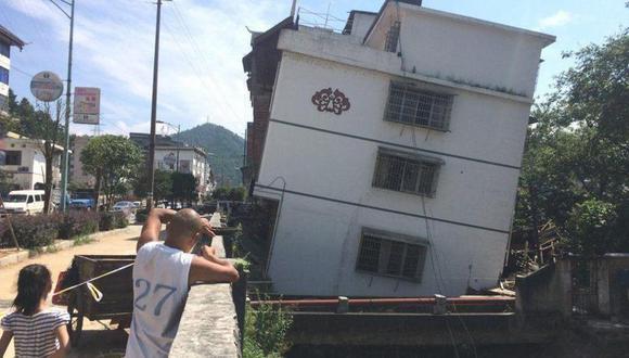 Un edificio se hunde y se derrumba en la provincia de Guangxi. (Getty Images).