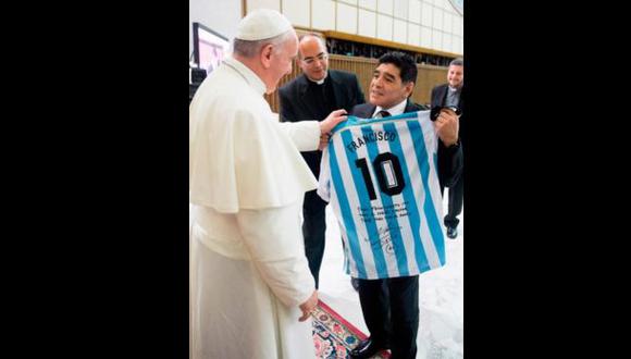 Diego Maradona obsequió camiseta argentina al Papa Francisco