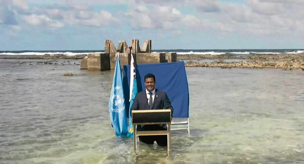El ministro de Justicia, Comunicaciones y Relaciones Exteriores de Tuvalu, Simon Kofe, envió un dramático mensaje a la COP26. (Foto: AFP)