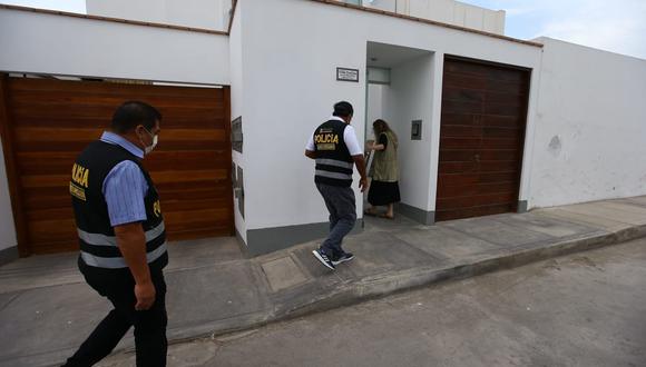 La policía nacional llegó esta mañana al domicilio de la exalcaldesa, en Lurín. (Foto: Fernando Sangama/GEC)