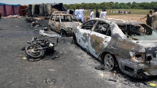 [FOTOS] La desoladora escena que dejó la explosión de camión cisterna en Pakistán