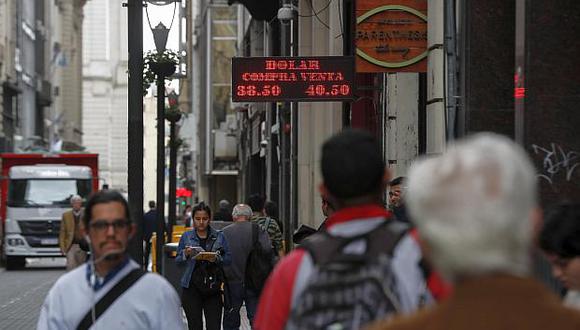 En la plaza informal, el dólar hoy operaba estable a 38.50 pesos argentinos. (Foto: EFE)