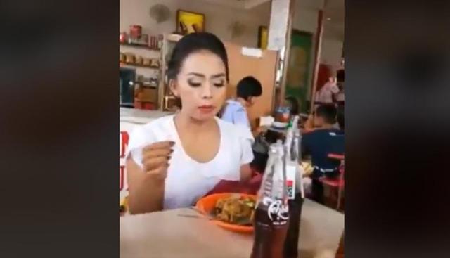 Esta extraña forma de comer se hizo viral en todas las redes sociales y muchas personas la criticaron en los comentarios. ¿Qué opinas tú? | Facebook
