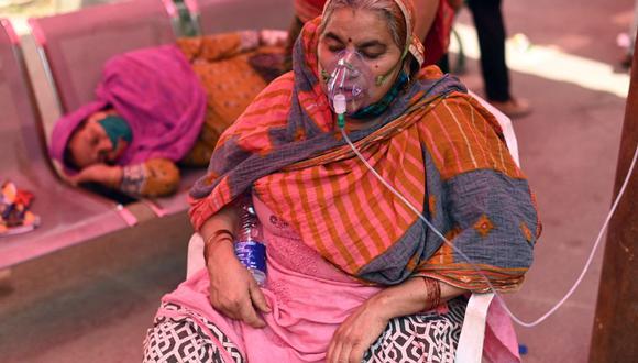 Una paciente respira con la ayuda de oxígeno en un lugar de culto para los sijs, en medio de la pandemia del coronavirus en Ghaziabad, India. (Foto de Sajjad HUSSAIN / AFP).