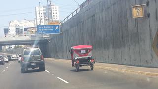 Una mototaxi sin placas por la Vía Expresa