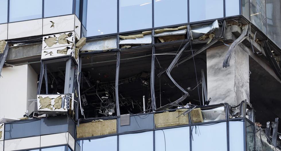 Una vista de la fachada dañada de un edificio luego de un ataque con drones en Moscú, Rusia, el 30 de julio de 2023. (EFE/EPA/YURI KOCHETKOV).
