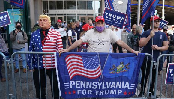 Los partidarios del presidente de los Estados Unidos, Donald Trump, protestan frente al Centro de Convenciones de Pensilvania mientras continúa el conteo de boletas en el interior en Filadelfia. (Foto: Bryan R. Smith / AFP).