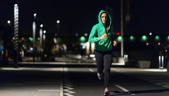 Además de todos los beneficios antes mencionados, correr en la obscuridad puede hacerte sentir más rápido.