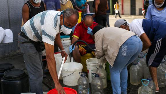 El colapso en los servicios públicos y la escasez de alimentos y medicamentos vuelve más critica la situación ante la expansión del coronavirus en Venezuela. (Foto: AFP).